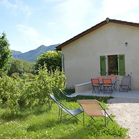 Le De Valerie Cote Jardin Holiday home Die